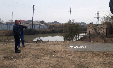 Biləsuvarda avtomobil kanala aşıb, 5 nəfər ölüb