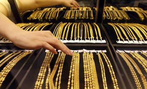 Alıcı kimi mağazaya daxil oldu, qır-qızılı oğurlayıb getdi