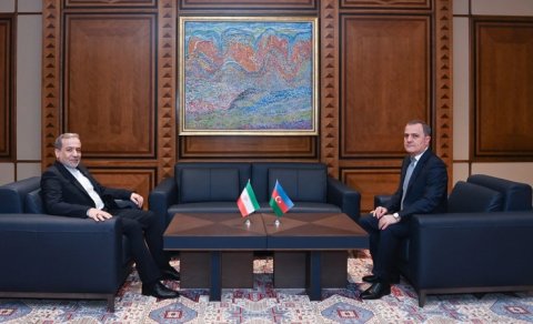 Ceyhun Bayramov Abbas Əraqçi ilə görüşdü
