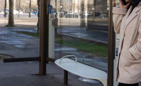 Dayanacaqda çantadan 6 minə yaxın pul götürdü - Səhəri televiziyaya üz tutdu