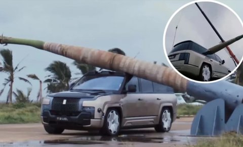 Yeni dayanıqlılıq standartı: "BYD U8"in damına bir ton taxta töküldü - VİDEO