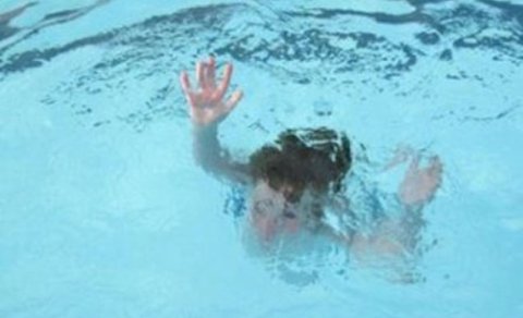 3 yaşlı uşaq hovuzda boğularaq öldü