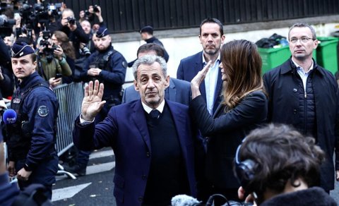 Fransanın keçmiş prezidenti kamera yoldaşlarından şikayətləndi