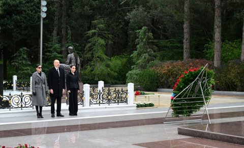 Prezident və birinci xanım Heydər Əliyevin məzarını ziyarət etdi - YENİLƏNİB