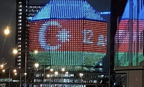 Belarusun Milli Kitabxanası Azərbaycan bayrağının rənglərinə boyanıb