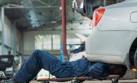 Təmir etdiyi maşının altında qalaraq öldü