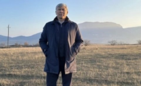 Qırğızıstanlı səfirin Ağdamda səmimi görüntüləri: Bulaqdan su içdi,şəhidlərin ruhuna dualar oxudu - FOTO