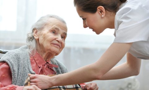 Bakıda dayə qulluq etdiyi yaşlı qadını döydü - Kameraya düşdü