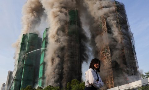 Yanmış Honkonq kompleksinin sakinləri evlərinin yenidən tikilməsini tələb edir