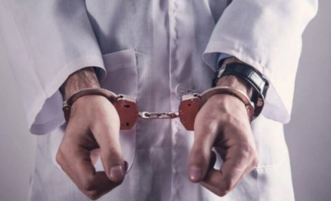 Həkim məhkəmə zalında həbs edildi