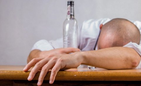 Spirtli içkidən ölüm halı niyə baş verir?