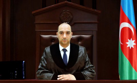 
Azərbaycanda məhkəmədə hakim özü-özünə etiraz edib