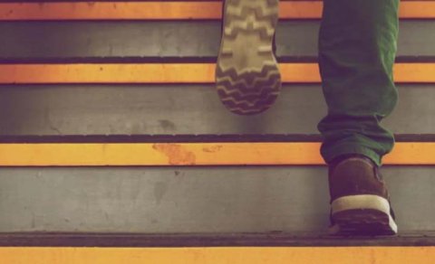 Pilləkənlə qalxarkən təngnəfəslik: Həkimlər bunun normal olub-olmadığını açıqladı