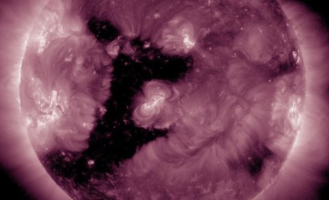 Alimlər Günəşdə böyük, qeyri-adi formalı koronal dəlik aşkar etdi