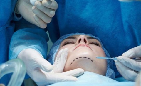 Estetik əməliyyat etdirən qadının nitqində problem yarandı - VİDEO