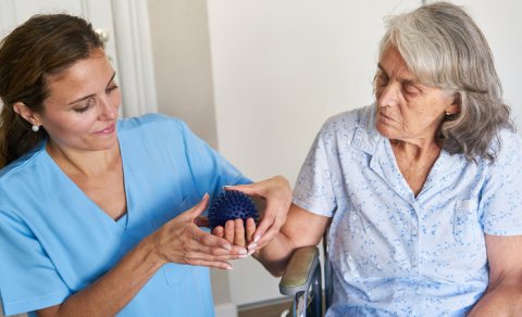 Alimlər insultdan sonra nitqi bərpa etmək üçün cihaz yaratdı