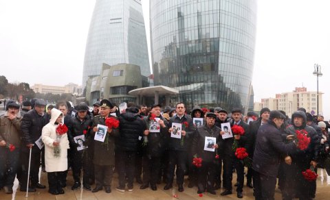 Vəhdət Partiyası 150 şəhidin şəkli ilə yürüşə çıxdı - FOTO