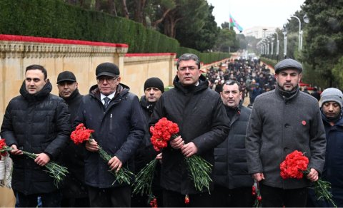 MEDİA nümayəndələri Şəhidlər xiyabanını ziyarət ediblər