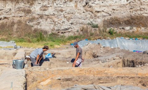 Alimlər qırmızı qayaları sındırdı: Heyrətamiz kəşf