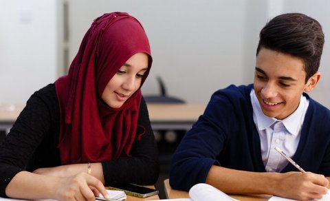 Orta məktəbə hicabla göndərilən azyaşlılar, qanun nə deyir? - ARAŞDIRMA