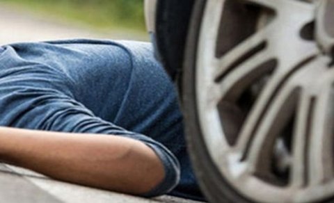 Yolu keçmək istəyərkən maşın vurub öldürdü
