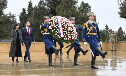 Vens və xanımı Şəhidlər xiyabanında - FOTO