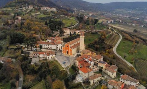 İtaliyada bir qəsəbə xoşagəlməz qoxulara nəzarət edəcək &ldquo;iybilənlər&rdquo; axtarır