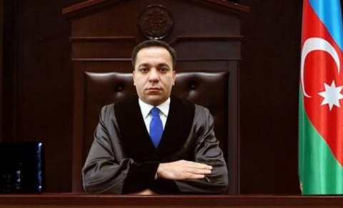 
Həbsdə olan keçmiş hakimin qardaşı rejissoru məhkəməyə verdi