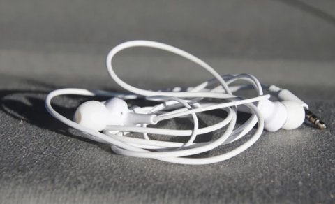 Təəccüblü dönüş: Niyə hamı yenidən simli qulaqlıqlara keçir?