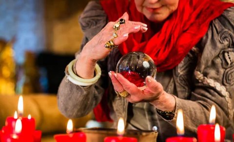 Bakıda ərindən boşanmaq istəməyən qadın falçıya 16 min manat ödəyib