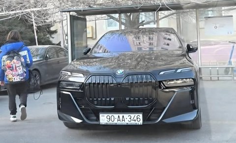 Dayanacaqda avtomobil park edən sürücü