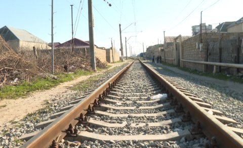 Hövsanda dəmir yolunun ətrafında tikilmiş evlərin söküləcəyi bildirilir - VİDEO