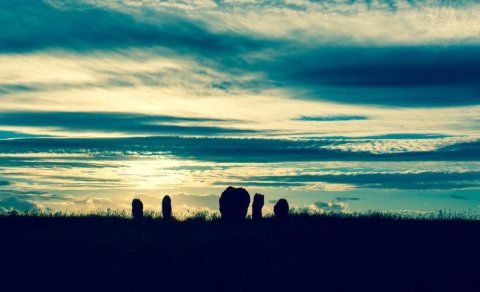 Britaniyada inanılmaz daş kəndi: Burada Stounhencə bənzər quruluşu görmək olar