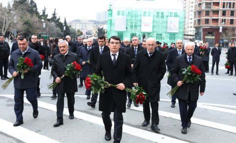 İqtisadiyyat Nazirliyinin rəhbərliyi Xocalı soyqırımı abidəsini ziyarət edib