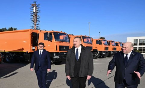 İlham Əliyev Bakıda məişət tullantıları daşıyan texnikalarla tanış oldu - FOTO