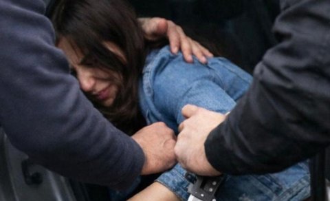 
Qaçırdığı qızı zorla videoya çəkdi- Dostları ilə birgə tutuldu