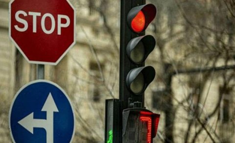 Bu kəsişmədə ilk dəfə işıqfor quraşdırıldı