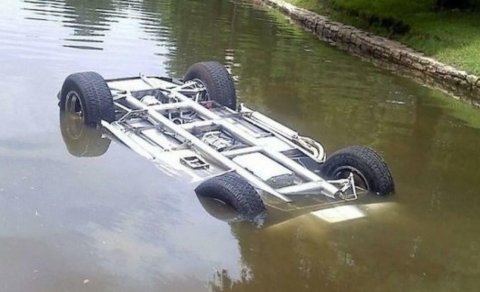 Neftçalada iki qardaş avtomobillə kanala düşərək ölüb