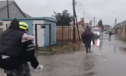 Bakıda evlərin həyətlərini su basıb, 9 nəfər təxliyə edilib - VİDEO