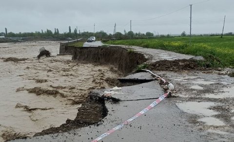 Sel avtomobil yolunu yararsız hala saldı