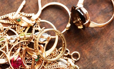 Qonşusunun qızıllarını talayıb satdı - Pulu ilə istirahətə getdi