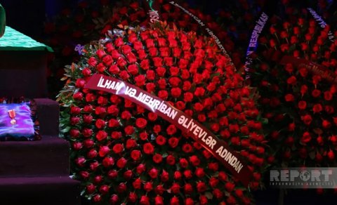İlham Əliyev və Mehriban Əliyeva Rasim Balayevlə vida mərasiminə əklil göndərib - FOTO