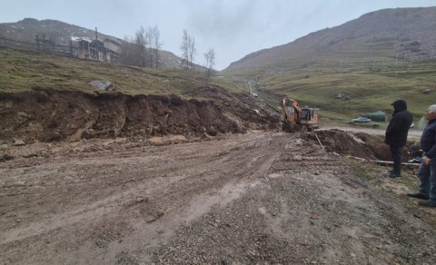 Daşkəsəndə güclü yağışdan sonra yolda sürüşmə baş verib - FOTO
