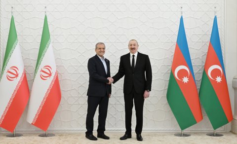 Pezeşkian İlham Əliyevə zəng etdi