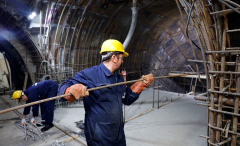 Metroda yeni piyada keçidi inşa olunur