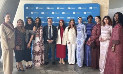 Modelyer Leyla Babazadə tərəfindən yaradılmış milli geyim kolleksiyası YUNESKO-nun mənzil-qərargahında