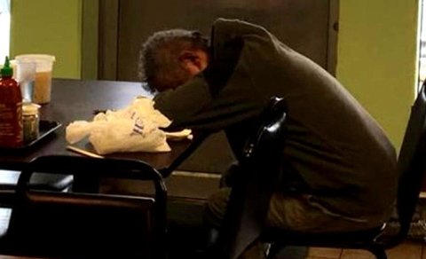 Nişanlısı ilə restorana getdi, yatıb masada qaldı - Bakıda qəribə hadisə