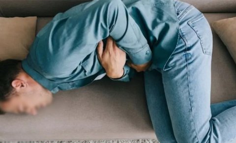 Qayınata təpiklə vurub kürəkəninin bağırsağını partlatdı