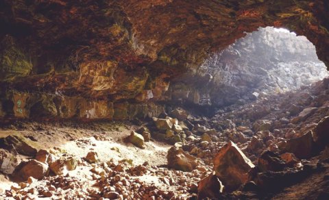 Səhranın altında alimlər minilliklərə aid insan izlərinin qorunduğu mağara aşkar edib