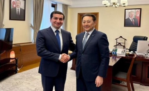 Hikmət Hacıyev Kayrat Sarıbayla görüşüb